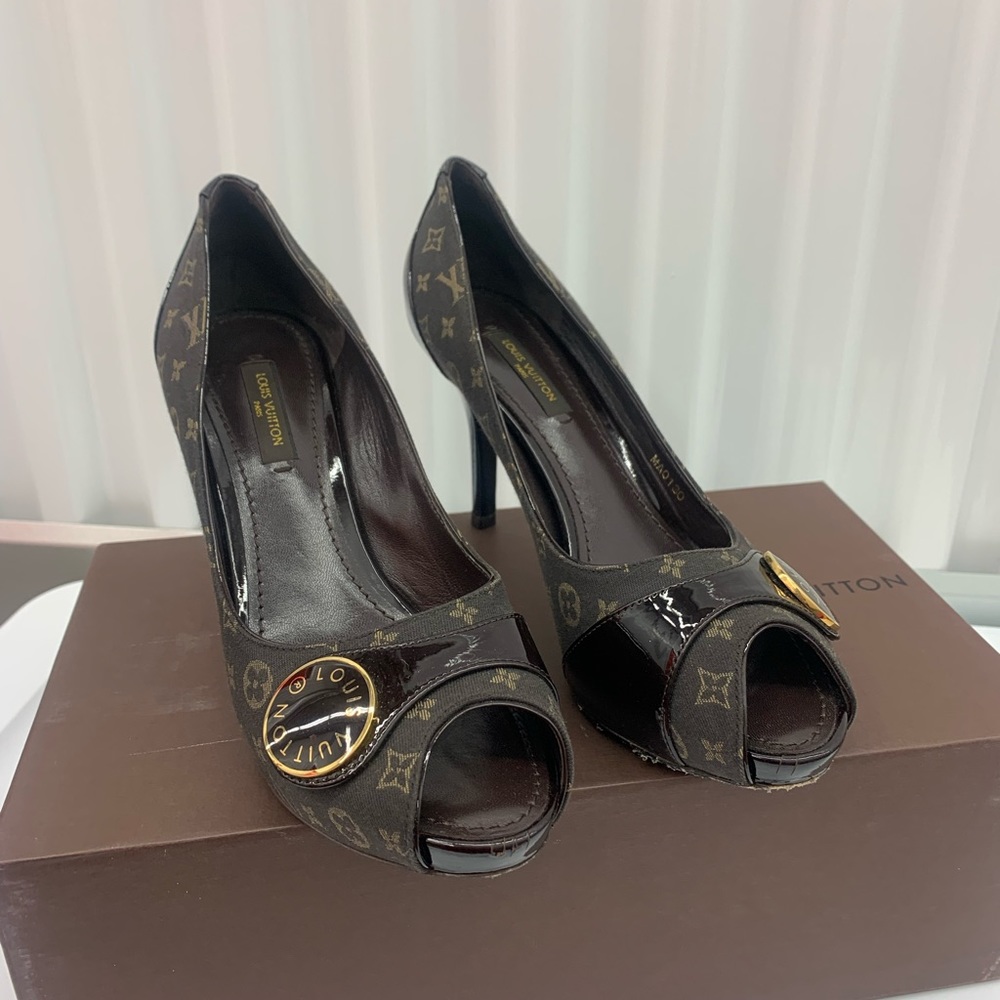 Authentic Louis Vuitton heels size 6